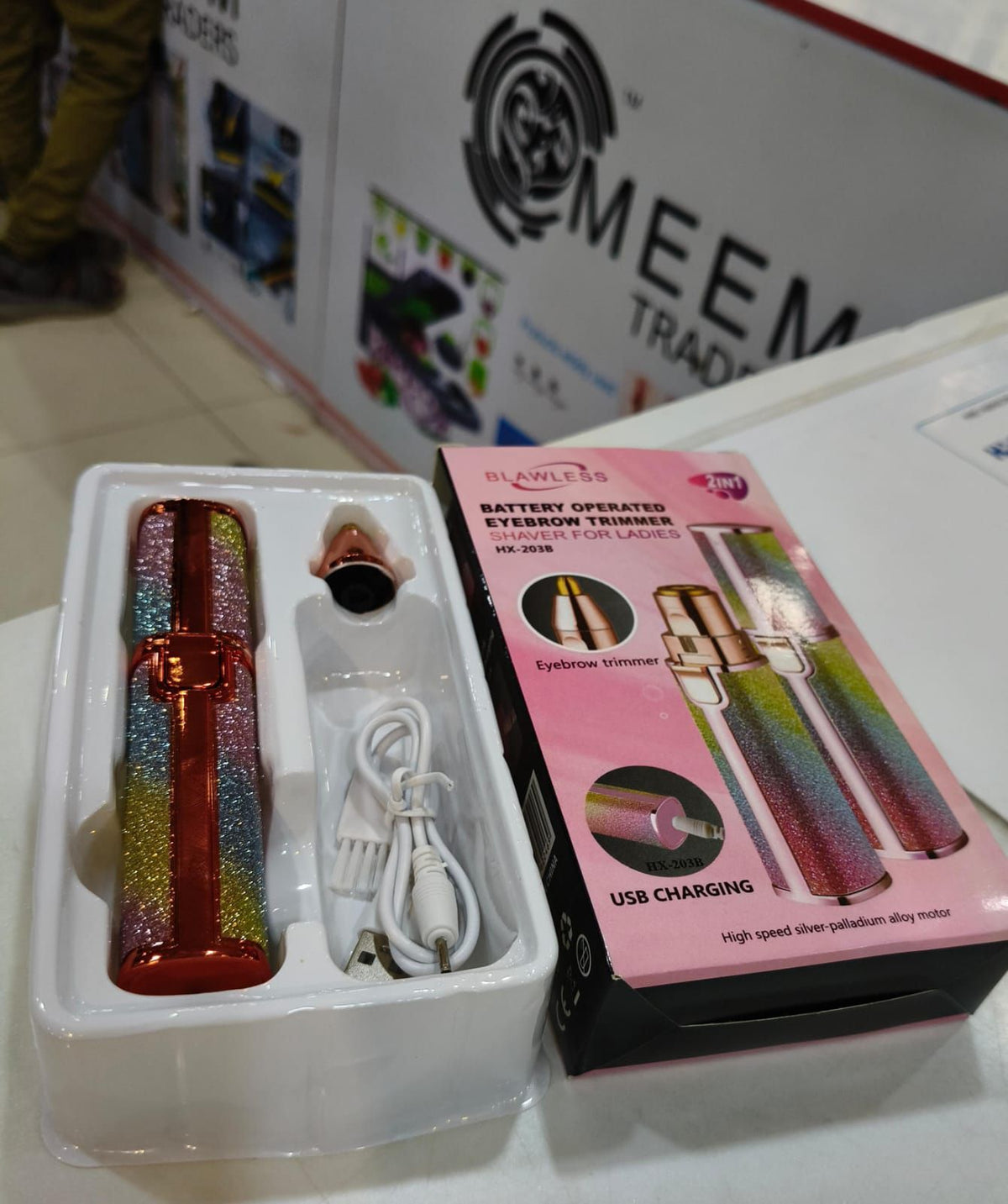 Flawless 2 in 1 Eyebrow Trimmer & Shaver – Facial Hair Removal & Grooming Tool — image 3